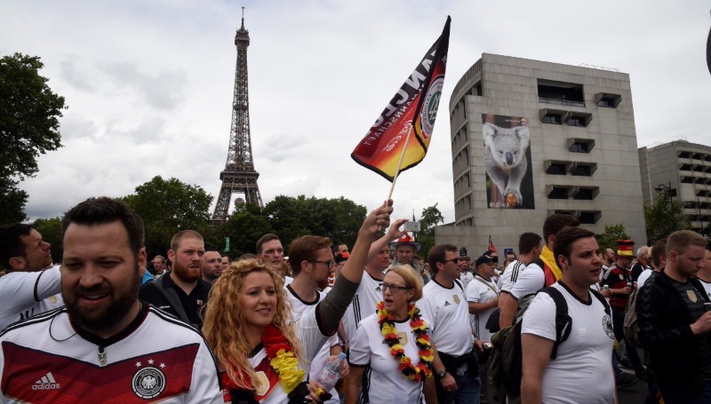 Новости: Шествие болельщиков Германии в Париже