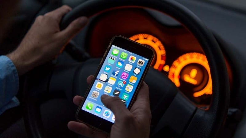 Закон и право: За рулем: можно ли использовать телефон, стоя в пробке?