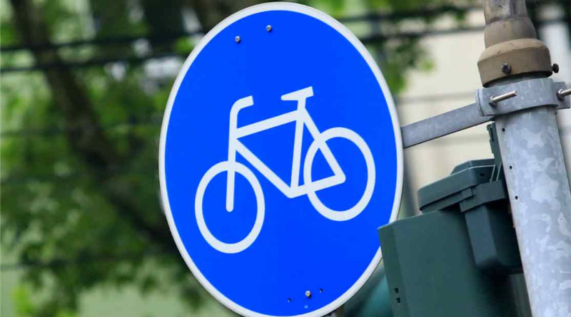 Закон и право: Могут ли велосипедисты объезжать водителя справа?