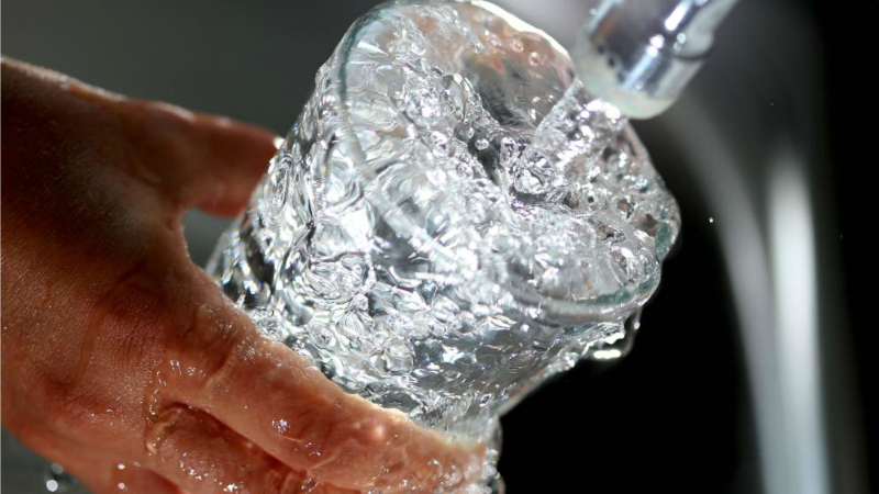Общество: Цены на питьевую воду сильно вырастут