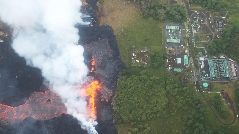 Отовсюду обо всем: Огненная лава на Гавайях подбирается к электростанции (+видео)