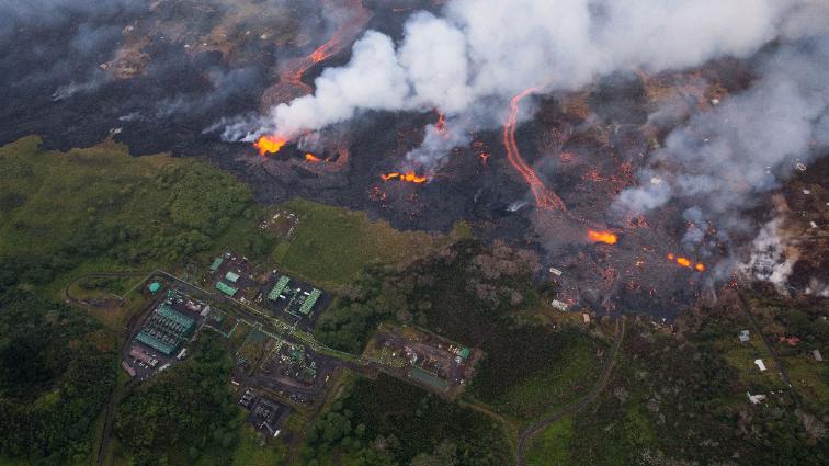 Отовсюду обо всем: Огненная лава на Гавайях подбирается к электростанции (+видео)