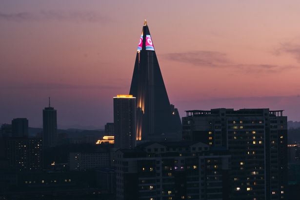 Отовсюду обо всем: Знаменитый отель Ryugyong в Северной Корее наконец-то достроят
