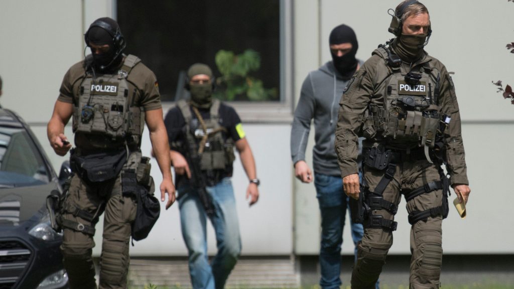 Общество: Спустя год опасный террорист наконец-то покинул Германию