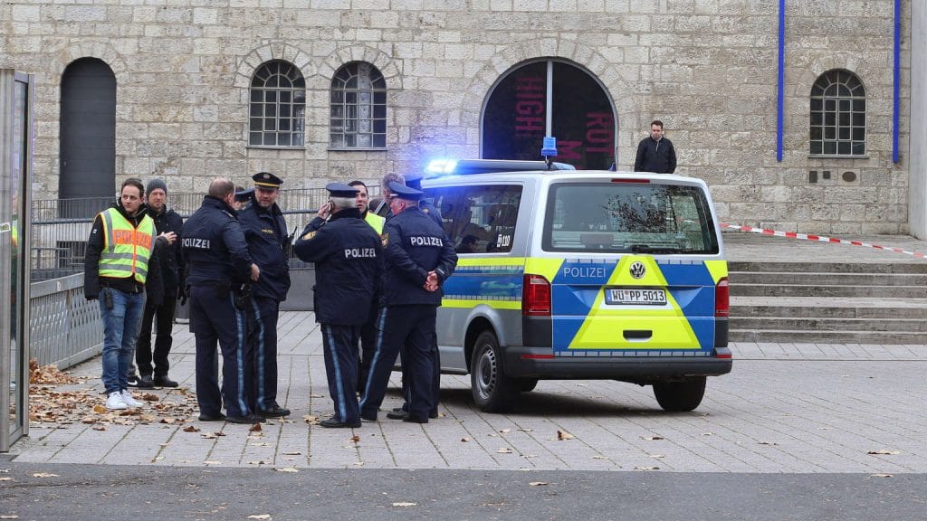 Происшествия: В Баварии хулиган буянил и размахивал ножом: полиции пришлось стрелять