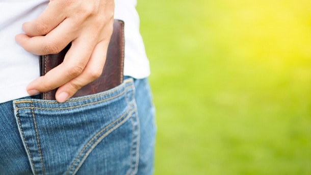 Здоровье: Проблемы для здоровья: почему вредно носить кошелек в заднем кармане