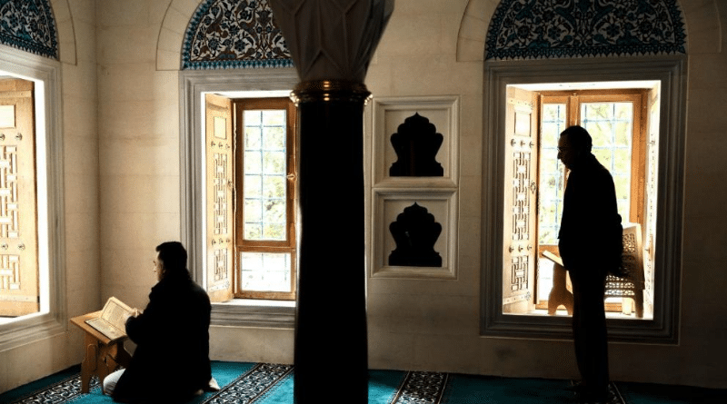 Общество: Налог на мечети: правительство намерено контролировать финансы исламских общин