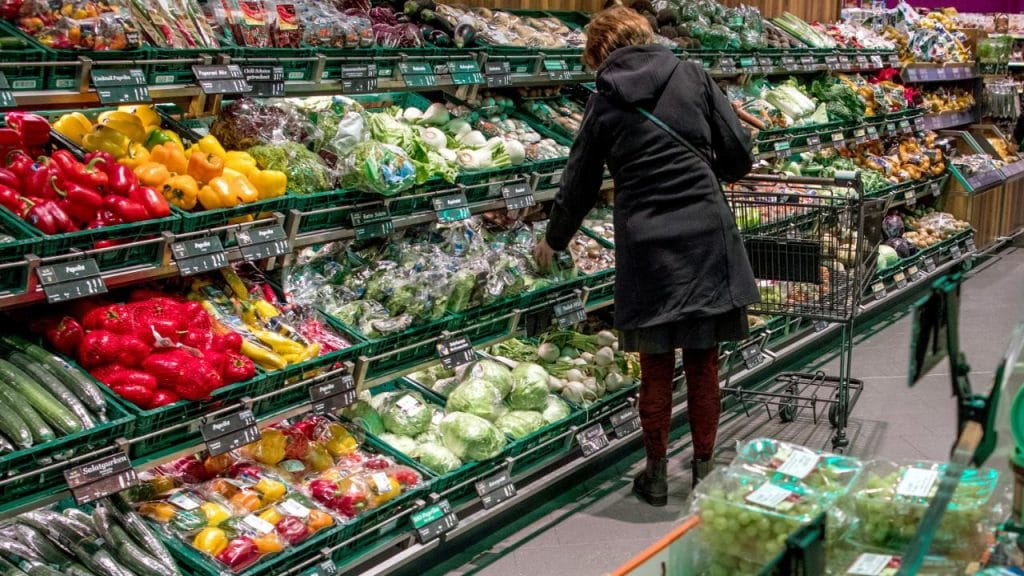 Закон и право: Можно ли открывать упакованные продукты в супермаркете?