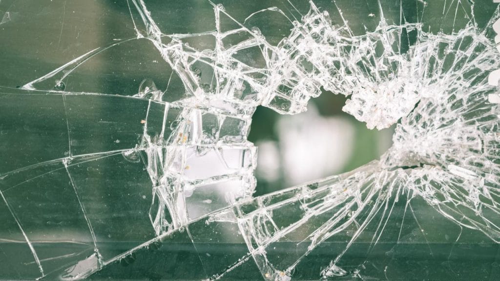 Происшествия: Разбитое окно и деньги за вызов: в Северном Рейне-Вестфалии орудуют фальшивые полицейские