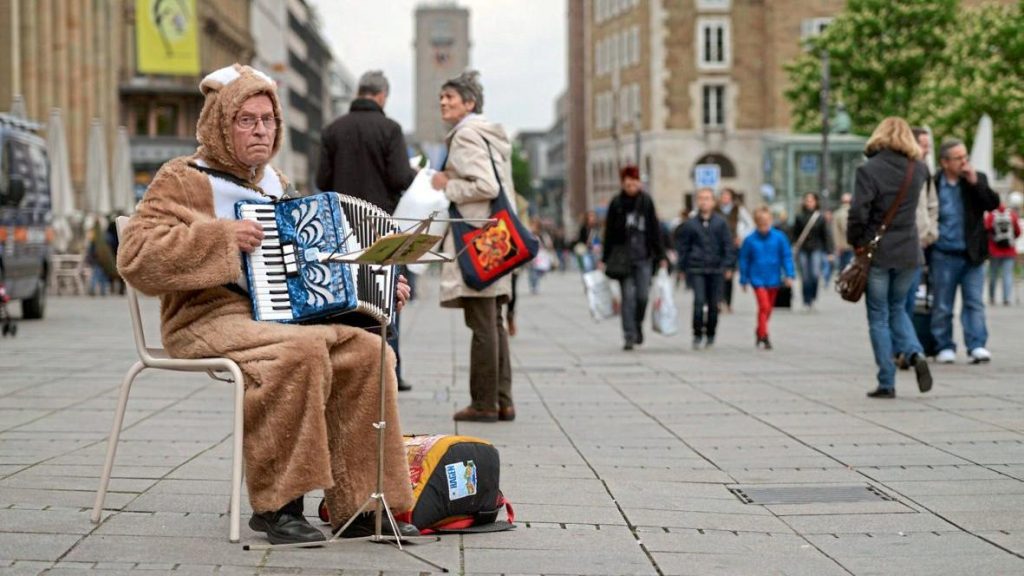 Общество: Бедность на пенсии: 79-летний Манфред вынужден играть на аккордеоне в костюме кролика