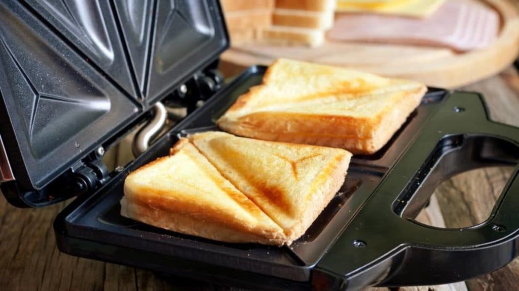 Домашние хитрости: Благодаря этому лайфхаку вам не придется отмывать остатки расплавленного сыра с сендвич-тостера