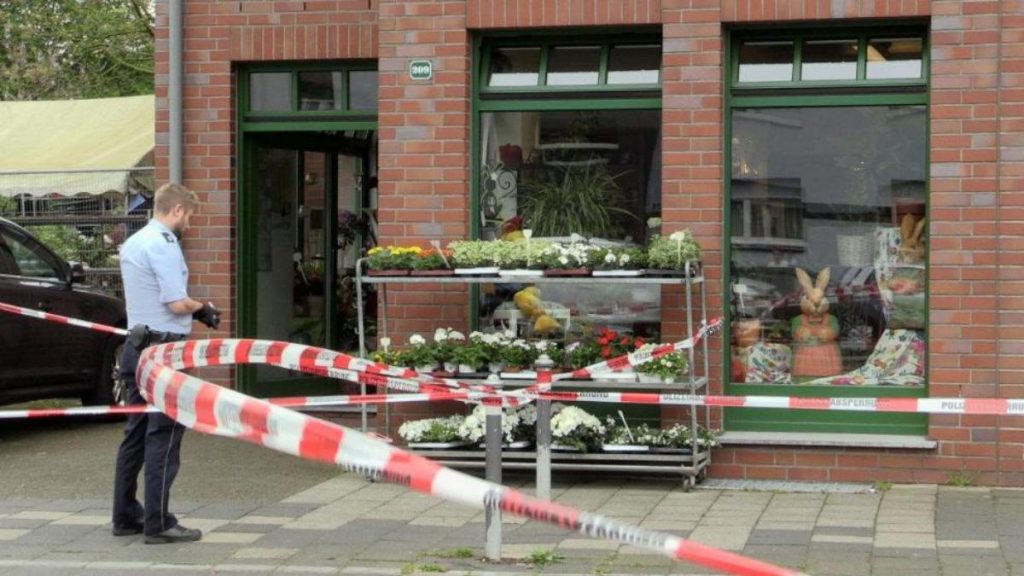 Происшествия: Мужчина открыл стрельбу в цветочном магазине, а затем попытался покончить с собой