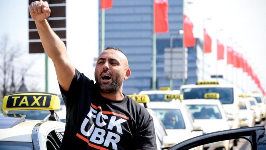 Общество: Таксисты устроили массовые протесты против реформ министра транспорта