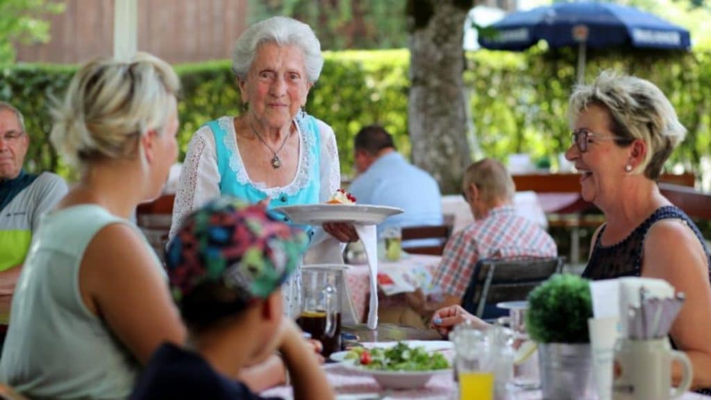 Общество: Все больше пенсионеров в Германии работают. Истории тех, кто делает это не из нужды, а ради удовольствия