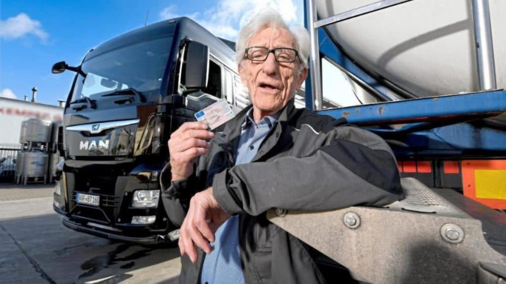 Общество: Самый старый дальнобойщик Германии продолжает водить даже в 93 года