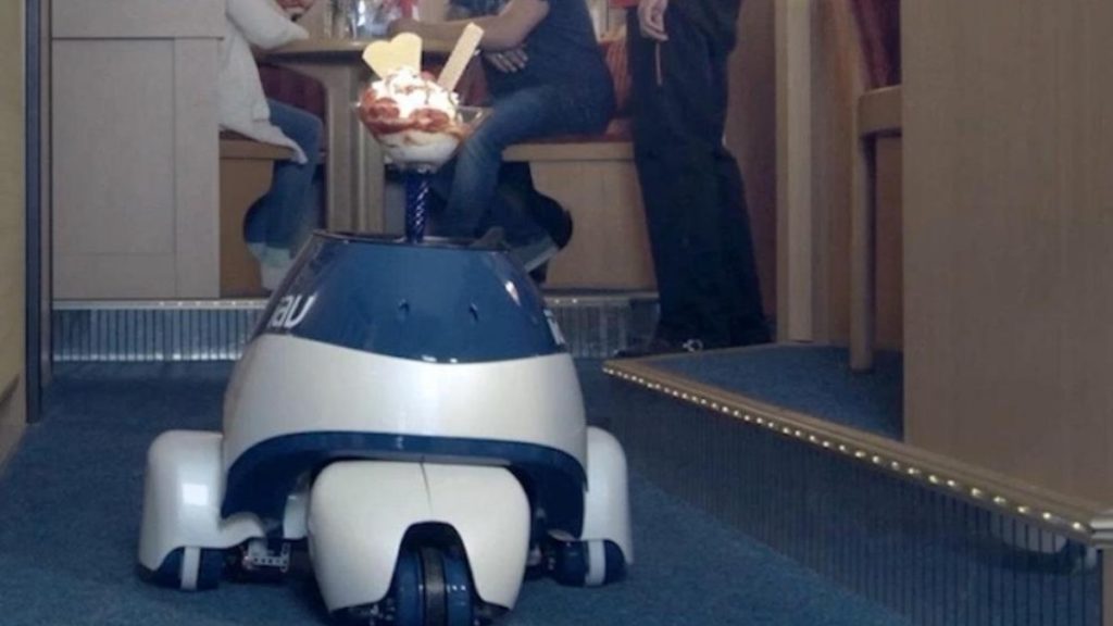 Общество: В кафе Хемница посетителей обслуживает робот