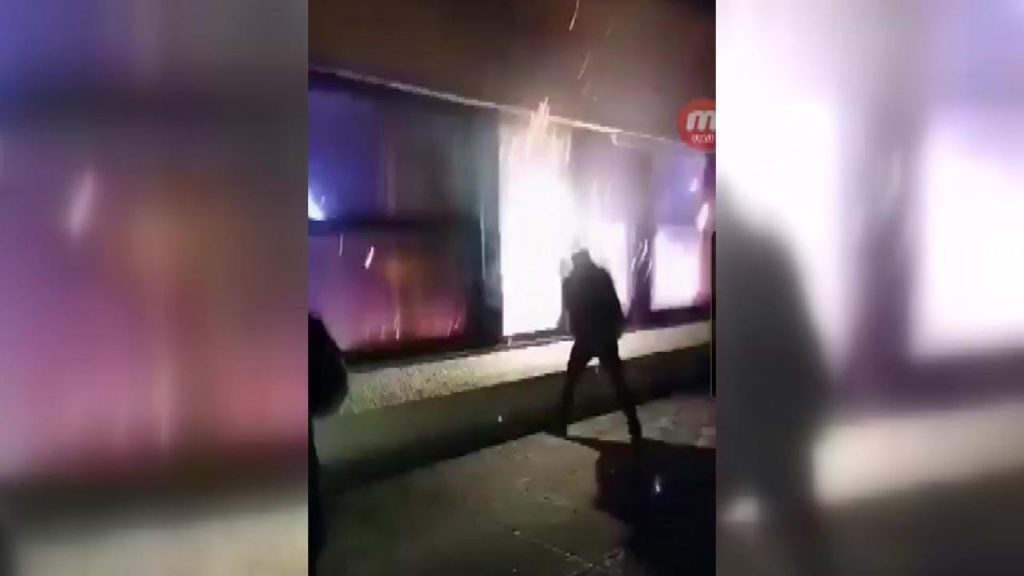 Происшествия: Беспорядки в Нижней Саксонии: толпа мужчин напала на полицейских и подожгла школу