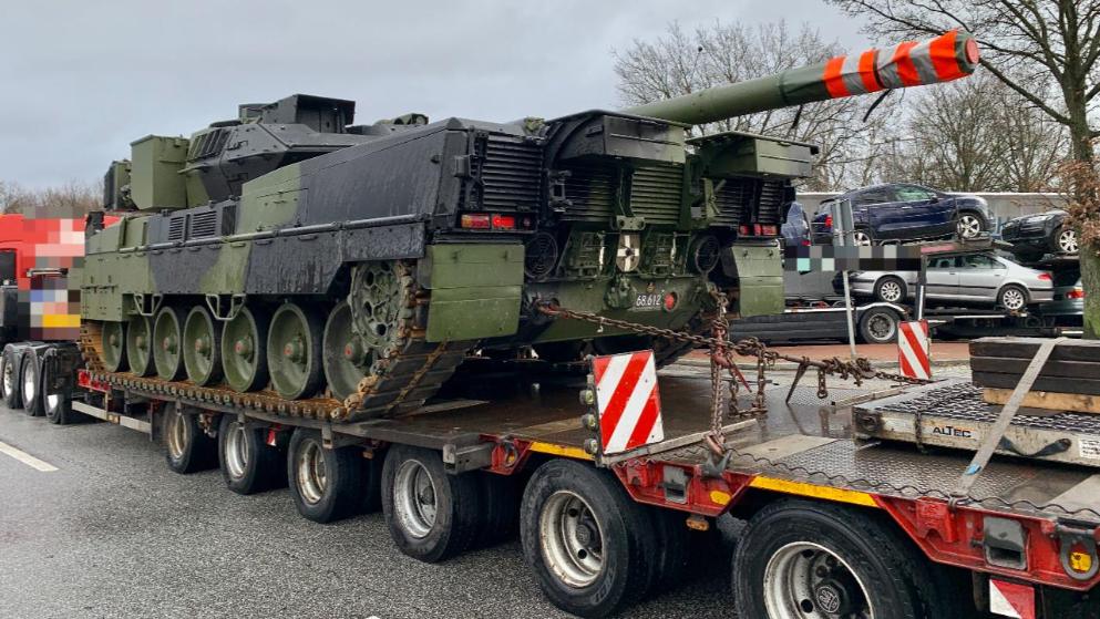 Происшествия: Боевые танки на автобане возле Гамбурга: полиция конфисковала транспортные средства