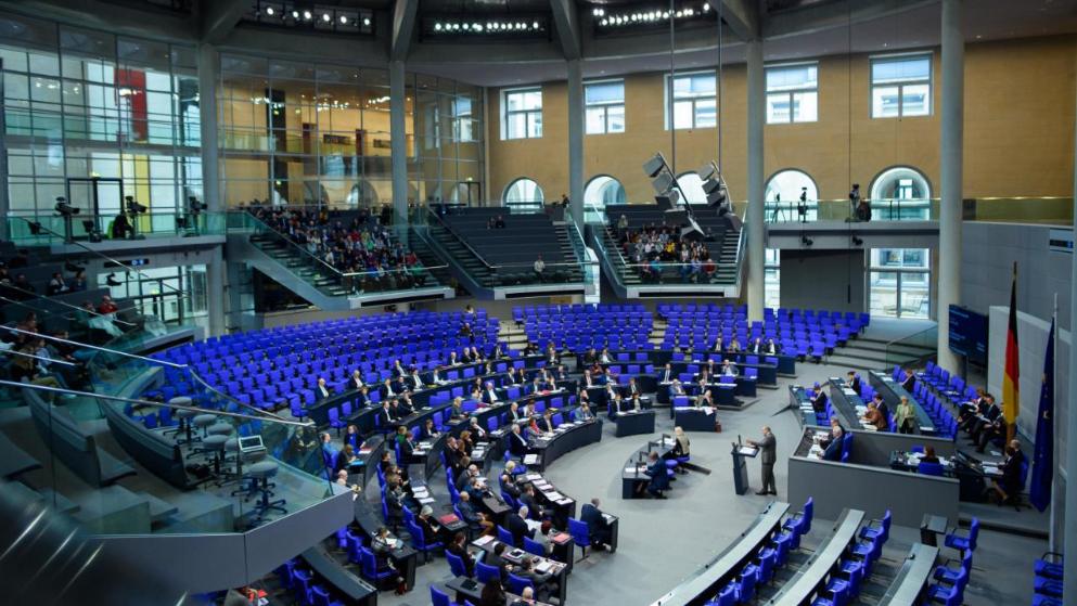 Политика: Меркель с министрами прогуливает работу: заседание бундестага приостановили из-за отсутствия членов правительства