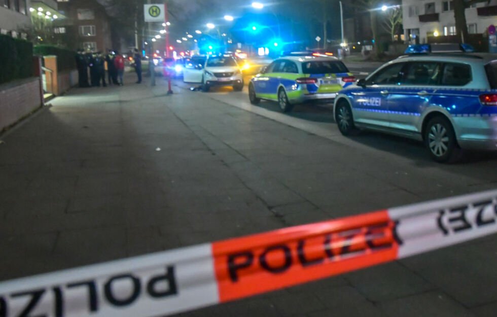 Происшествия: В Гамбурге на доставщика пиццы напали с ножом: трем мужчинам не понравилась его манера вождения