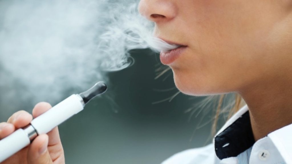 Отовсюду обо всем: В США запретят большую часть ароматизированных электронных сигарет