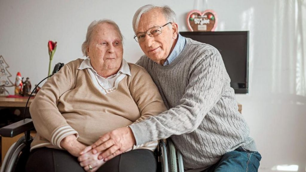 Общество: 75-летнему пенсионеру приходится работать, чтобы оплатить дом престарелых для своей жены
