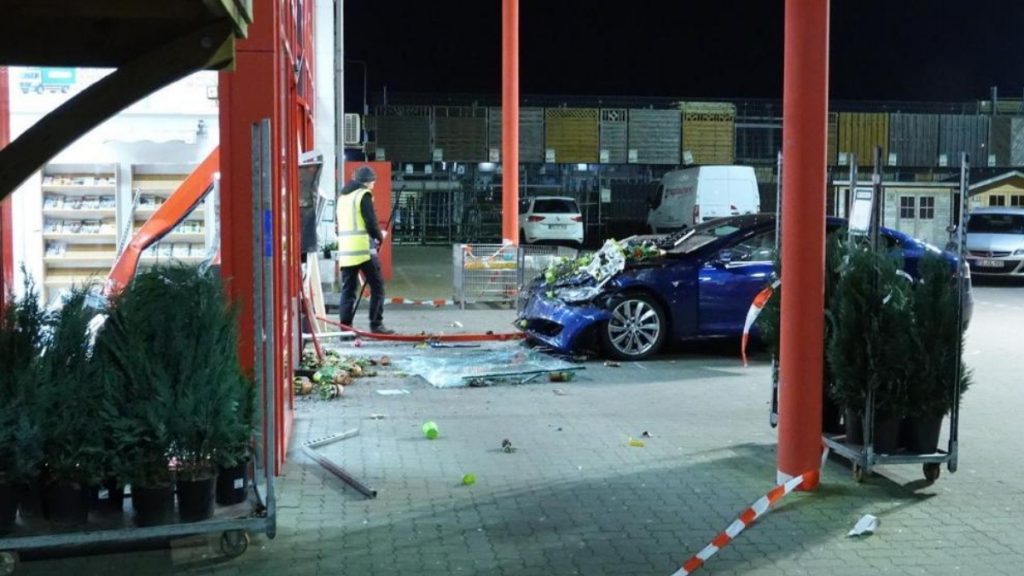 Происшествия: Tesla въехала в строительный магазин. Погибла клиентка