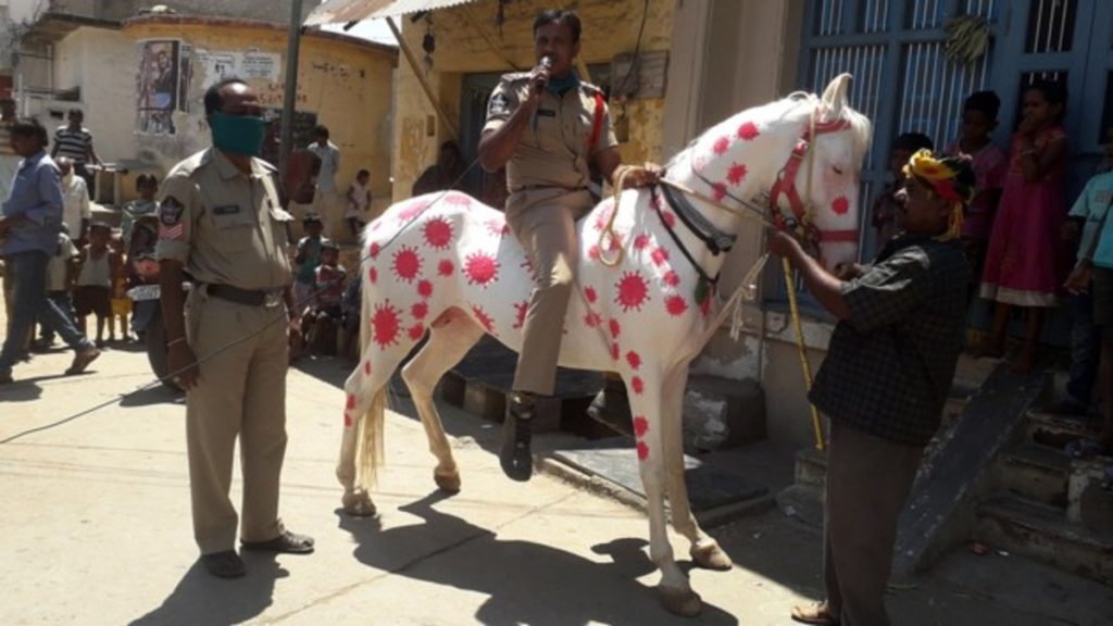 Отовсюду обо всем: Полицейский на «коронавирусной» лошади предупреждал граждан об эпидемии