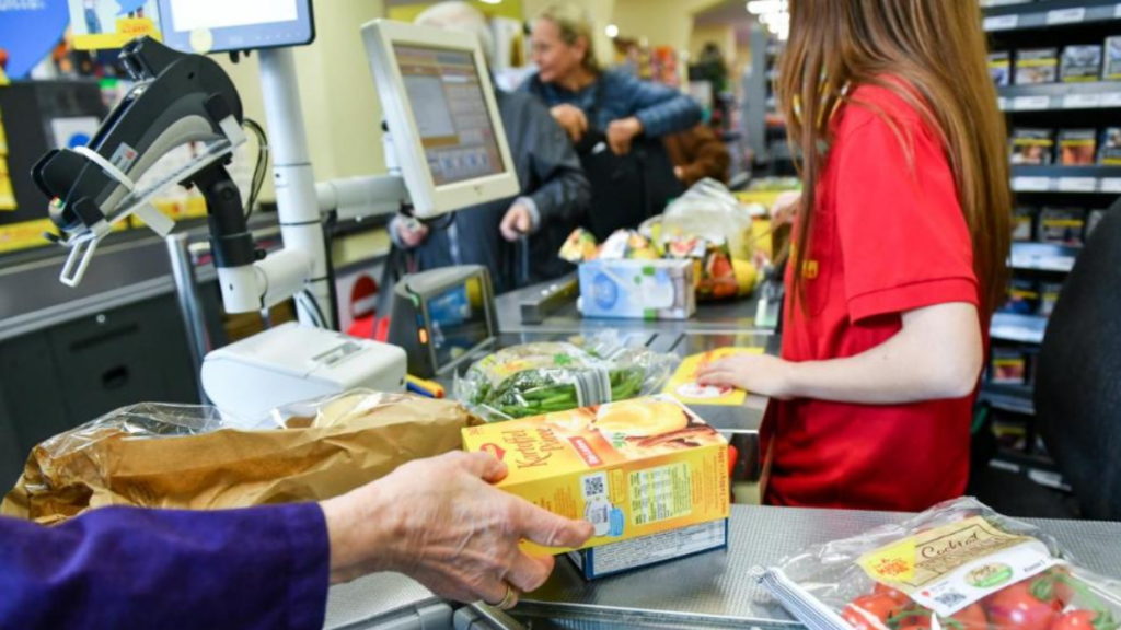 Деньги: Герои коронакризиса: сколько зарабатывают сотрудники супермаркетов, булочных и мясных магазинов?