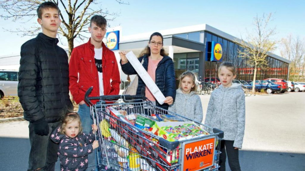 Общество: «Я не скупаю товары, у меня пятеро детей»: многодетную мать постоянно осуждают в магазинах