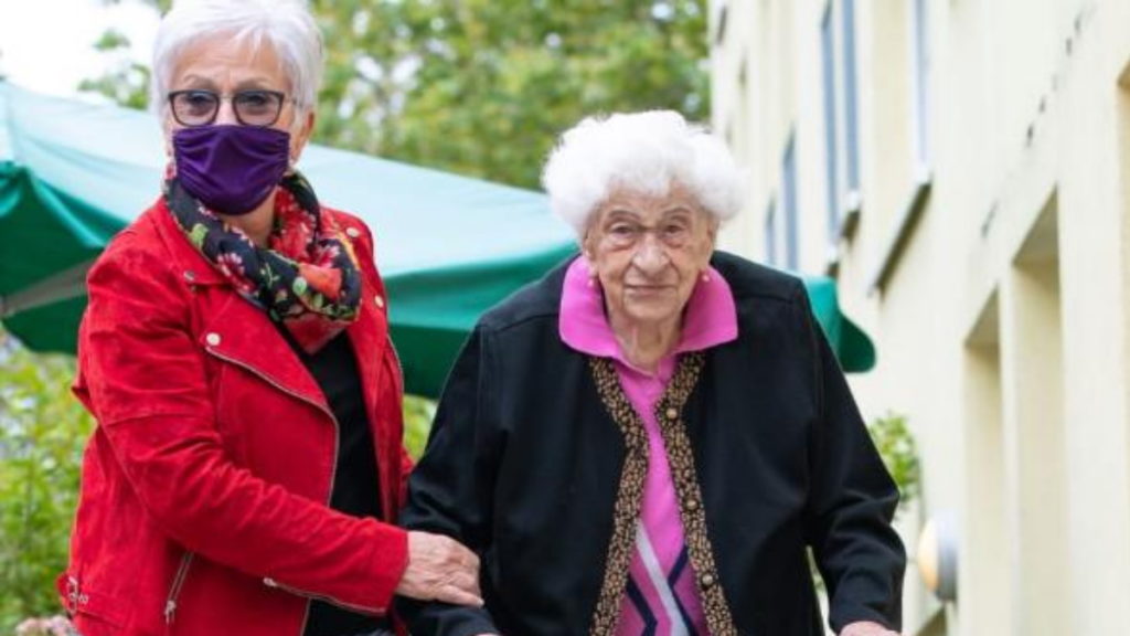 101-летняя женщина во время строгого карантина трижды сбегала из дома престарелых, чтобы навестить свою дочь 12092020 Происшествия: 101-летняя женщина во время строгого карантина трижды сбегала из дома престарелых, чтобы навестить свою дочь