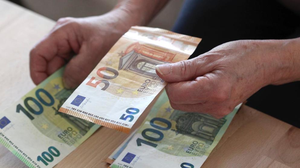 Деньги: Пенсионеры должны получить инфляционную премию в размере €500