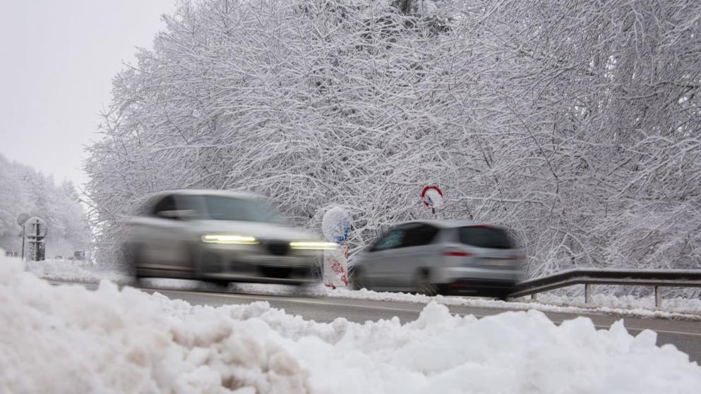 Погода: Хаос на дорогах: шторм Дорин принес в Германию бури и снегопады